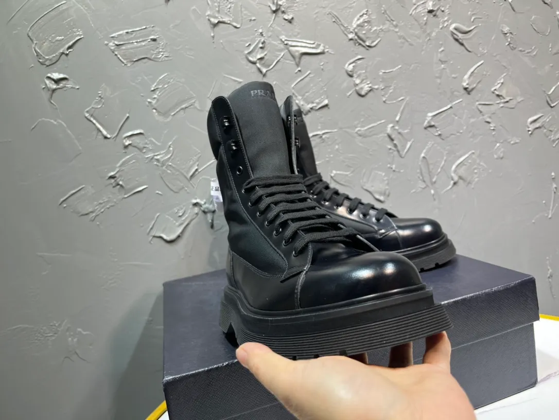 Men's shoes 💰940💰 🔥🔥🔥Upgraded version 2025 new prada Prada triangular enamel logo boots, round-toe elastic Martin boots, original one-to-one development, outsole one-to-one private molding, the fabric is made of imported open edge beads, lining cowhide, foot-pad cowhide, sole height 5cm, original rubber foam outsole, full package, code number 39-46